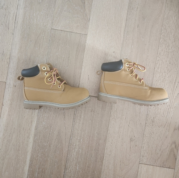 UNBRANDED | Timberland-style boot - Picture 2 of 8